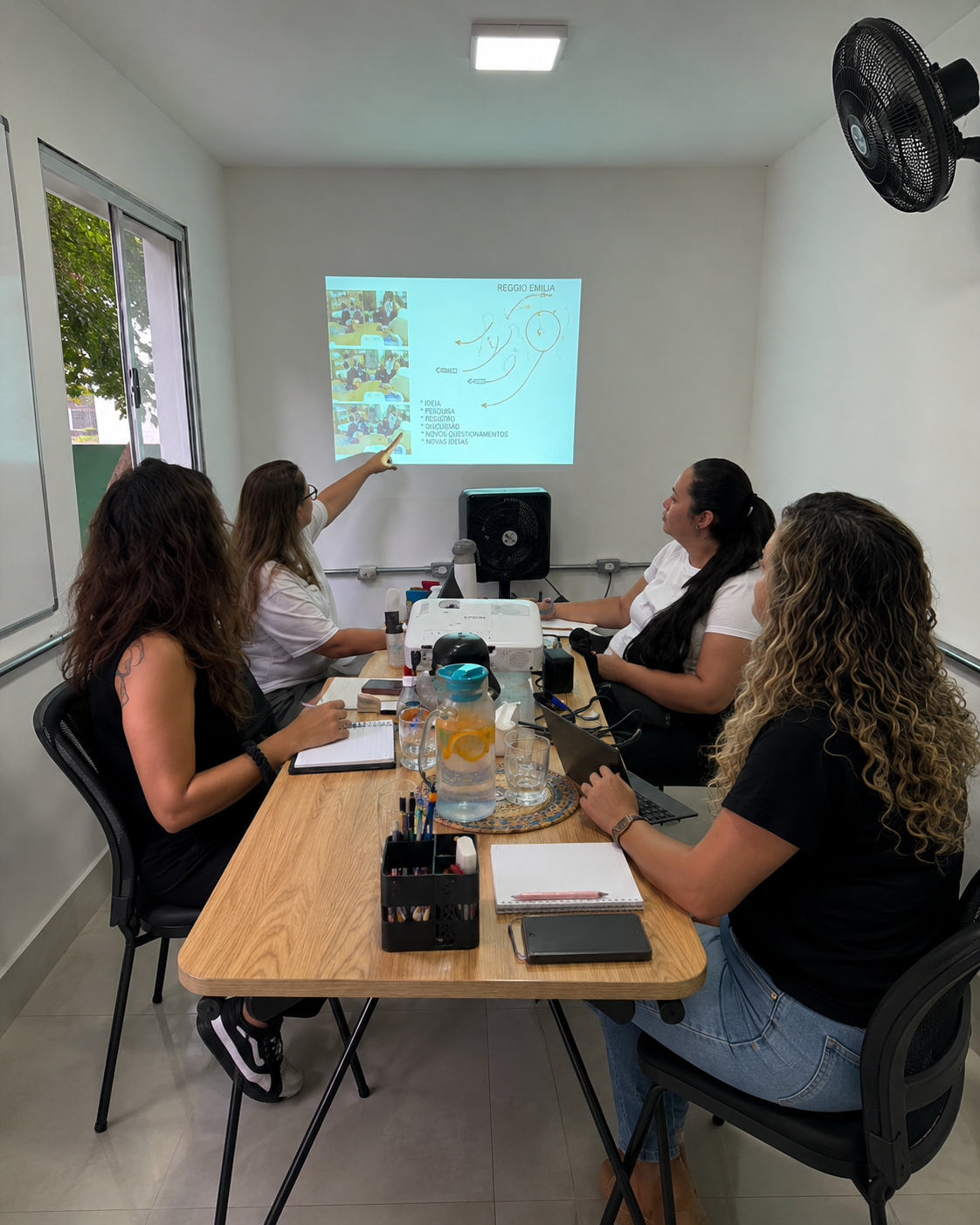 Equipe de educadoras em formação estudando a abordagem Reggio Emilia